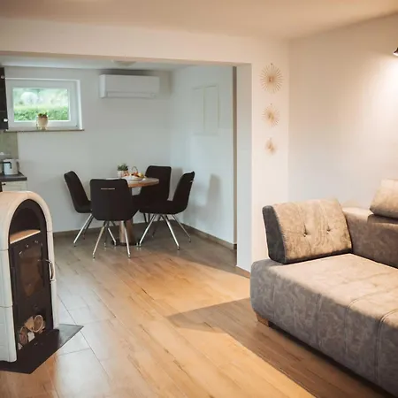 Cozy With Fireplace And Scenic Hills In - Two Bedroom Vakantiehuis