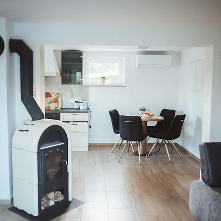 Vakantiehuis Cozy With Fireplace And Scenic Hills In - Two Bedroom