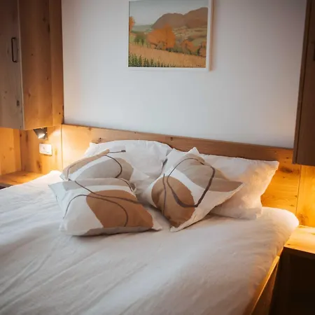 Cozy With Fireplace And Scenic Hills In - Two Bedroom Vakantiehuis