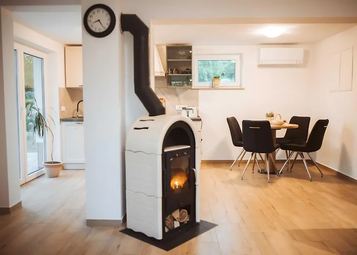 Cozy With Fireplace And Scenic Hills In - Two Bedroom