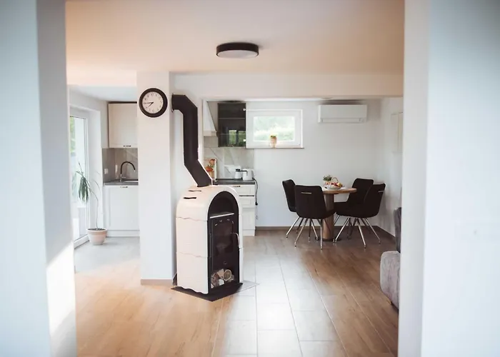 Cozy With Fireplace And Scenic Hills In - Two Bedroom