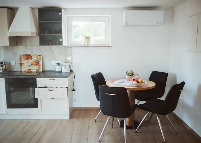 بيت للعطل Cozy With Fireplace And Scenic Hills In - Two Bedroom *